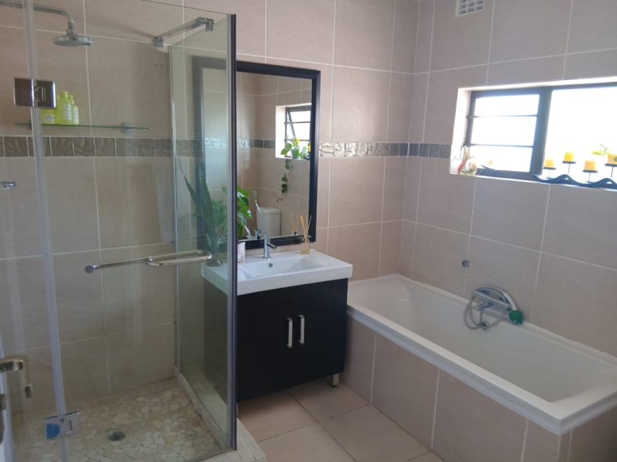 6 Bedroom Property for Sale in Gonubie Eastern Cape